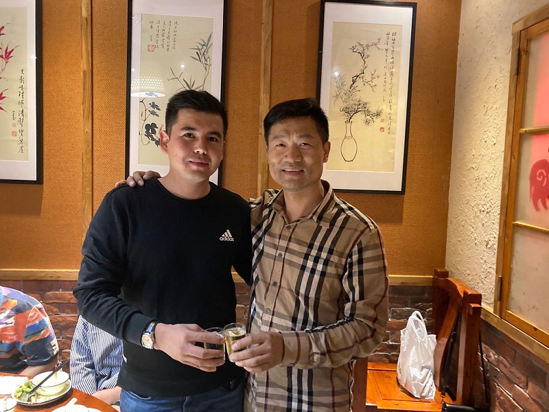 公司外籍員工與高層合影